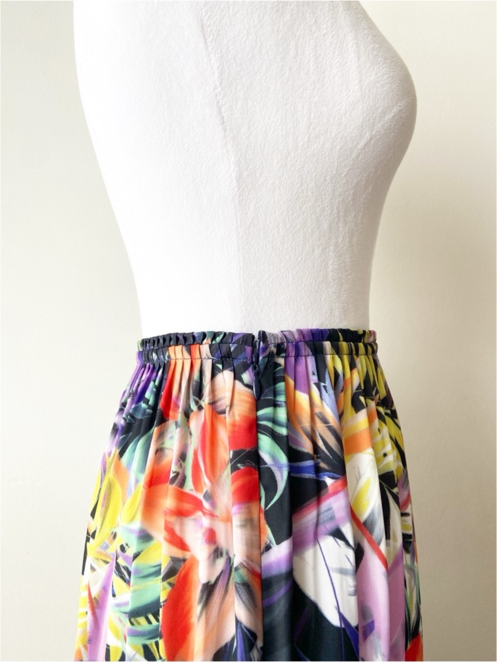 Elie Tahari Tropical Tiered Maxi Skirt Size L - Picture 4 of 7
